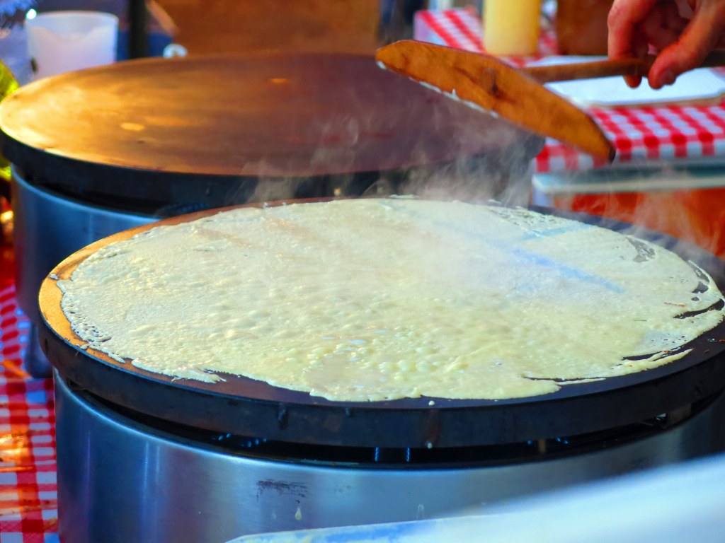 Cuisson d'un crêpe de manière traditionnelle à l'aide d'un rozell plat