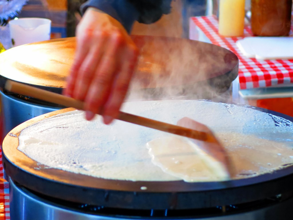 Tournage d'une crêpe à l'aide d'un rozell plat traditionnel